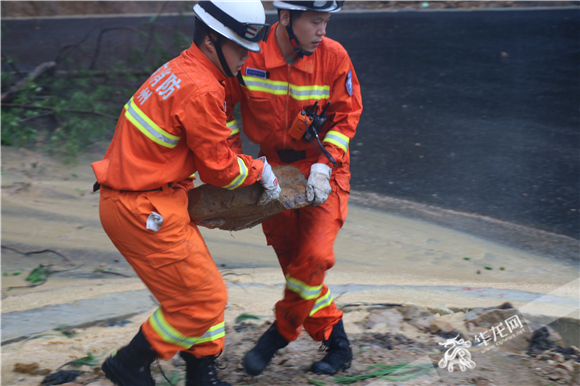 山体滑坡致十余汽车被困 万州消防徒手搬石恢复交通