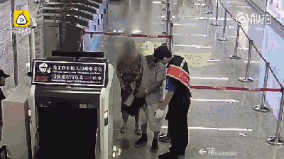 谁知老人把东西从安检设备拿出来之后,竟又走回去,踹了安检员一脚.