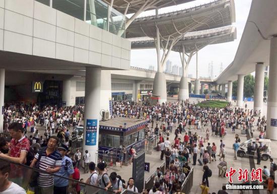 7月6日,大批旅客滞留武汉火车站。 <a target=\'_blank\' href=\'http://www.chinanews.com/\'>中新社</a>记者 赵军 摄