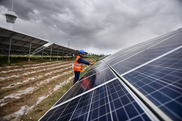 资料图：青海省在全国“首次”连续7天、168小时全部使用清洁能源供电，所有用电均来自水、太阳能以及风力发电产生的绿色能源。新华社记者 吴刚 摄 