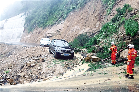 万州山体滑坡阻挡公路 消防40多分钟紧急排险