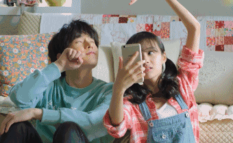 广告片《我是你的咩咩phone》里,杨洋宠溺的眼神,甜蜜的自拍,小编觉得