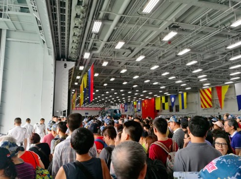 且看香港市民如何迎接辽宁舰航母编队-- 香港掀