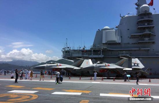 7月9日，香港晴空万里，阳光普照，中国首艘航母辽宁舰第二天开放予香港市民参观。 中新社记者 阎宇赫 摄