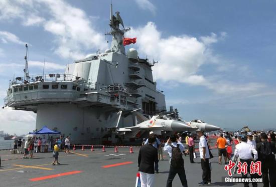 为庆祝香港回归祖国20周年，中国首艘航空母舰“辽宁舰”及三艘属舰，7月7日早上抵达香港，并开展为期五天的庆祝活动。中新社记者 邢一 摄