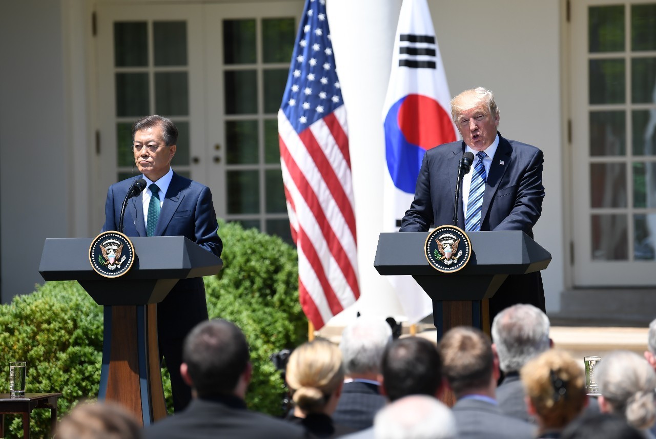  6月30日，在美国华盛顿白宫，美国总统特朗普（右）与韩国总统文在寅出席联合新闻发布会。（新华社发）