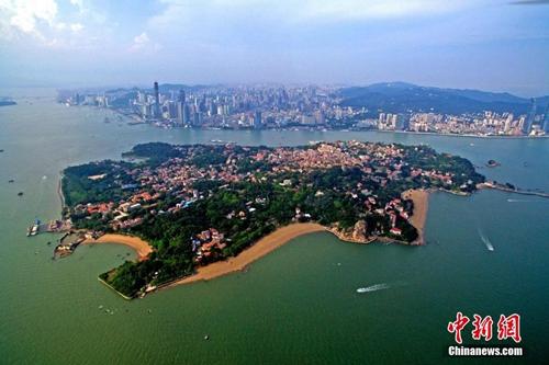 资料图：鸟瞰鼓浪屿全景，红砖古厝、蔚为壮观。 王东明 摄