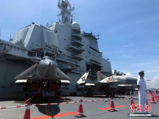 7月9日，香港晴空万里，阳光普照，中国首艘航母辽宁舰第二天开放予香港市民参观。中新社记者 邢一 摄