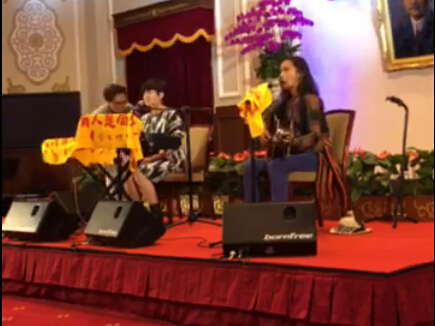 歌手萧贺硕及巴赖应邀至蔡办参观日演出，拿出“没有人是局外人”毛巾被要求拿掉。（图片来源：台湾《联合报》）