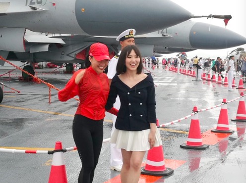 且看香港市民如何迎接辽宁舰航母编队-- 香港掀