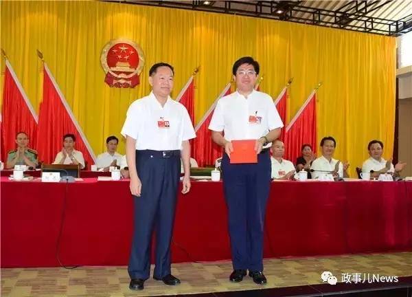 阿东（右）当选三沙市市长