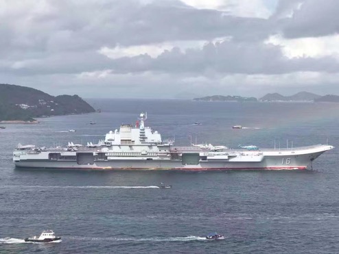 且看香港市民如何迎接辽宁舰航母编队—— 香港掀起“辽宁舰旋风”，市民怦然心动