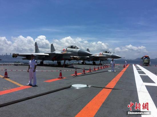 7月9日，香港晴空万里，阳光普照，中国首艘航母辽宁舰第二天开放予香港市民参观。 中新社记者 阎宇赫 摄