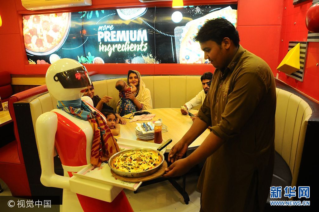 巴基斯坦披萨店雇佣机器人当服务员(组图)|巴