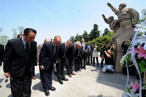  2014年4月10日，台湾退役将领团成员在抗日航空烈士纪念碑前鞠躬拜祭。当日上午，台湾退役将领组团在南京拜谒中山陵，并祭拜了南京抗日航空烈士墓。（图片来源：中国政府网 新华社记者 韩瑜庆 摄）