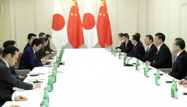  7月8日，国家主席习近平应约在汉堡会见日本首相安倍晋三。新华社记者 马占成 摄 
