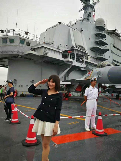  台湾辣妹在航母上敬礼。（图片来源：中时电子报）