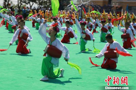 甘肃举办青少年校园足球联赛 冀从小爱上足球