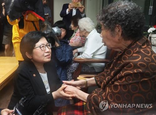7月10日,韩国新任女性家庭部长官郑铉栢访问位于京畿道广州市的慰安妇养老院“分享之家”,与慰安妇受害人交谈。图片来源:韩联社。
