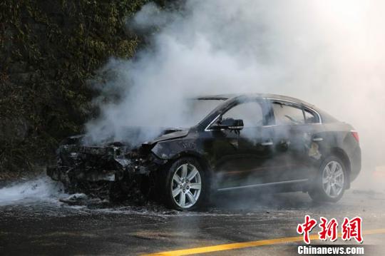 重庆万盛一轿车自燃 车头被烧成空壳|重庆|万盛