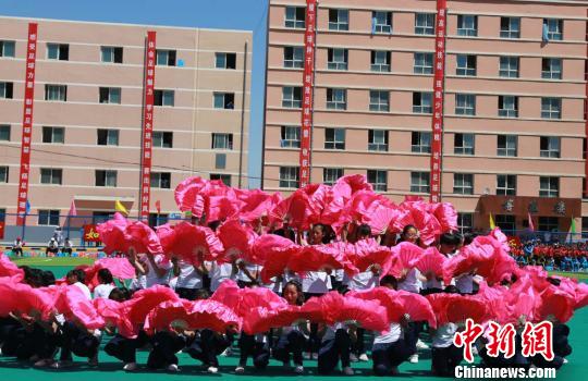 甘肃举办青少年校园足球联赛 冀从小爱上足球