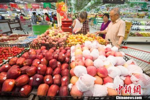 山西太原,民众在超市选购水果。 张云 摄