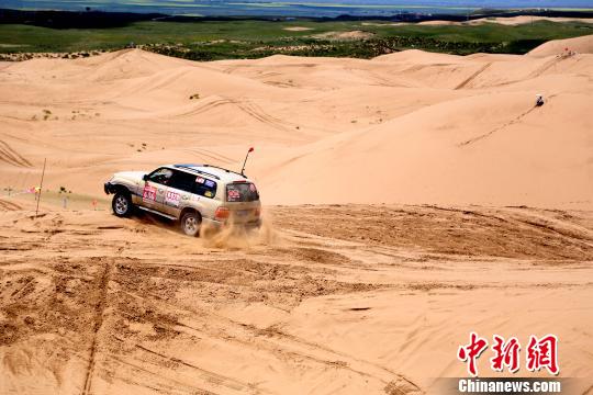 图为青海贵南第二届机车文化旅游节参赛选手正在进行沙漠汽车越野挑战赛第二赛段的比赛。 张海雯 摄 青海贵南第二届机车文化旅游节落幕