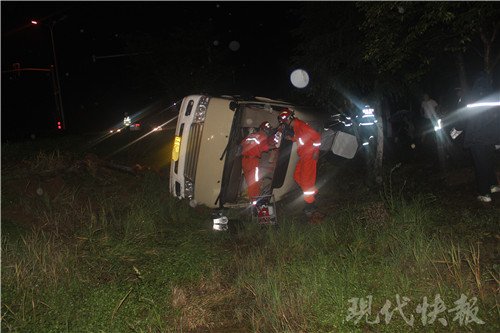 7月9日句容：雨天路滑 大客车急刹翻车致1死7伤