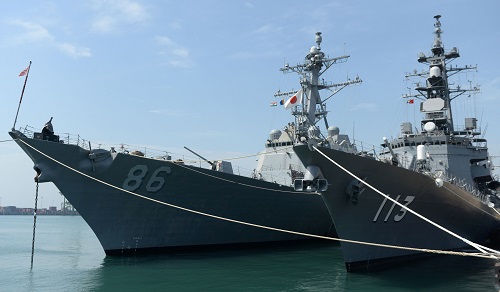 参加联合军演的美国和日本舰艇（右）10日停靠在印度金奈的一个港口（法新社）