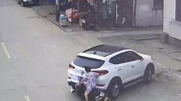视频|新手女司机掉头不看路 撞倒电瓶车后连人