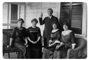  威尔逊总统夫妇与其3个女儿。