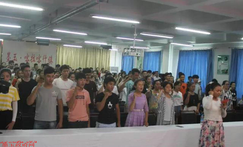 墨玉县召开暑期返乡大学生感党恩 看家乡 展风