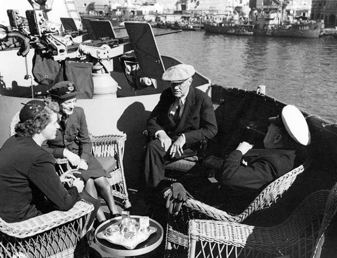  1945年2月，雅尔塔会议召开前，安娜（后排，左）陪父亲罗斯福（后排，右）与丘吉尔父女会晤。