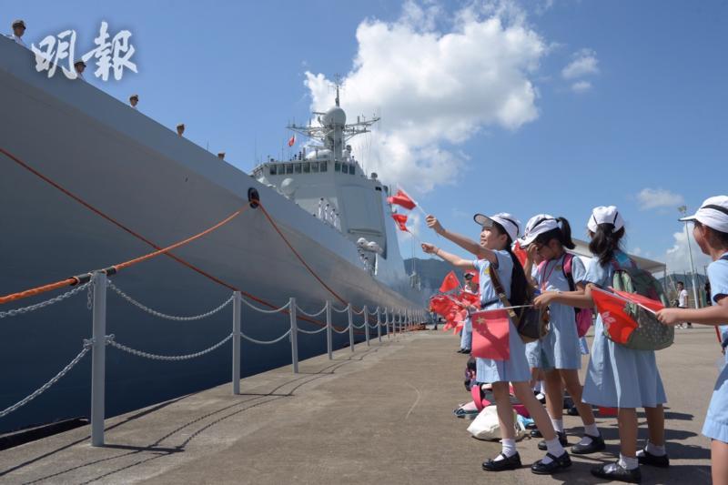  小学生参加了欢送仪式。（图片来源：明报）