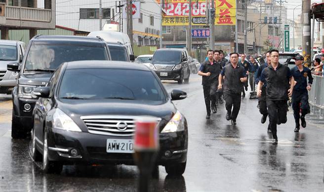 蔡英文6日南下高雄燕巢天后宫参拜，遭到军公教人士群聚抗议，车队抵达现场时维安人员跑在车队旁戒护。（图片来源：台湾“中时电子报”）