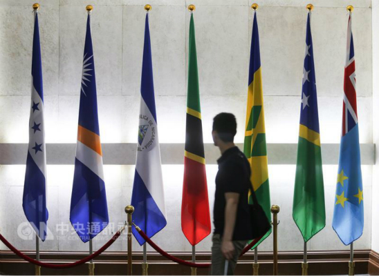 蔡当局担心断交潮 急忙对10个友邦免签|蔡