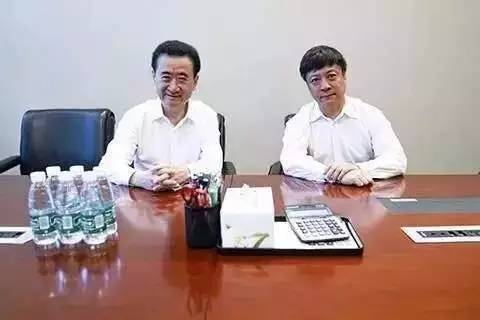 万达融创:万达借钱给融创自卖,地基式交易重写影视业版图 (编者注:图片为王健林与孙宏斌合影,来自网络)