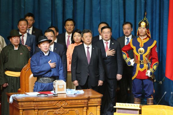 7月10日,蒙古国新总统巴图勒嘎(前左)在首都乌兰巴托国家宫出席就职仪式。 新华社记者阿斯钢摄