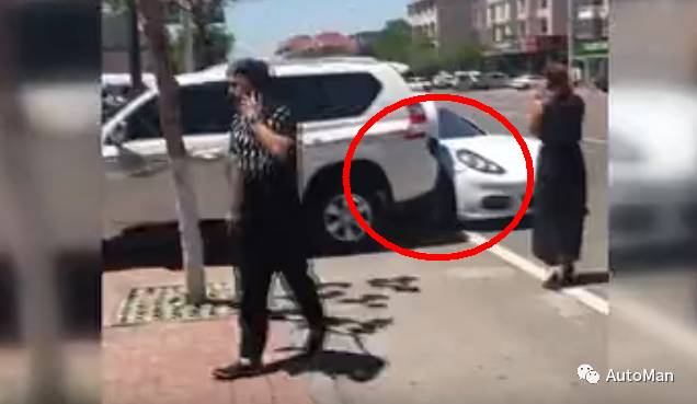 因停车问题上演全武行 疯狂霸道怒怼保时捷