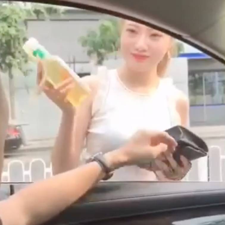 开宝马去撩妹，结果惨遭小姐姐“打脸”！