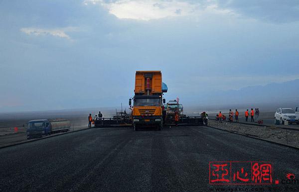 战酷暑 连霍高速公路吐鲁番至小草湖项目进入