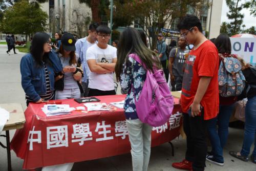 今秋中国留学生注册率下滑2%。巴沙迪那学院中国学生会为新同学提供服务信息。（美国《世界日报》/记者丁曙 摄）