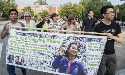 当地时间6月29日,美国伊利诺伊州,章莹颖家人和朋友在为章莹颖举办的祈祷集会上。 图片来源:美联社