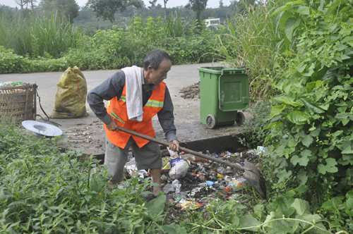 合川区:香龙镇香炉山下环卫工 清洁卫生守护人