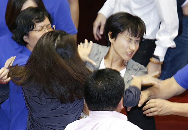 邱议莹遭袭后急往旁边闪开。（图片来源：中时电子报）