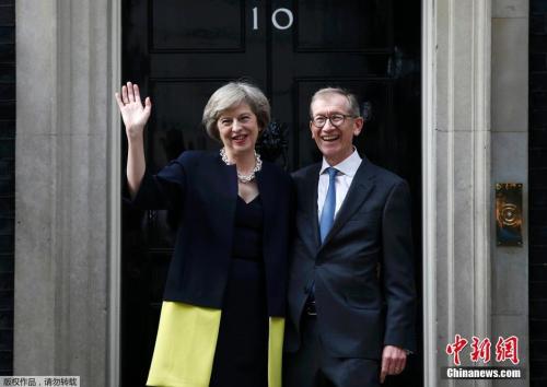 当地时间2016年7月13日，英国新首相特蕾莎·梅与丈夫菲利普正式入主唐宁街10号，同时，她任命的新内阁核心成员也都悉数露面。图为特蕾莎夫妇。