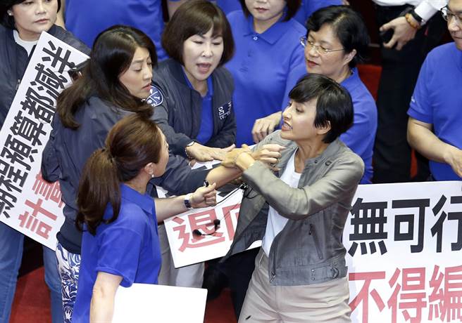  邱议莹上前抗议并抢国民党麦克风，与许淑华、李彦秀等发生扭打。（图片来源：中时电子报）