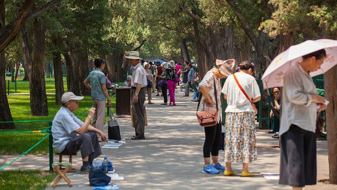 大爷大妈代理相亲,父母主导80后独生子女结