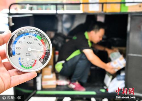 2017年7月10日,西安再次出现高温天气,中午1点地面温度超过50摄氏度。图片来源:视觉中国