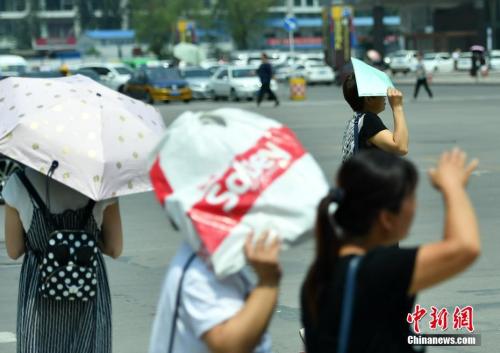 7月11日，河北石家庄民众高温中出行。中新社记者 翟羽佳 摄